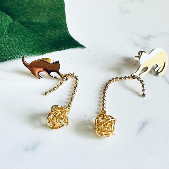 2/$30🌵 Gold Cat Playing w Yarn String Earrings Dangle Kitty Animal Cute Unique - Picture 6 of 10